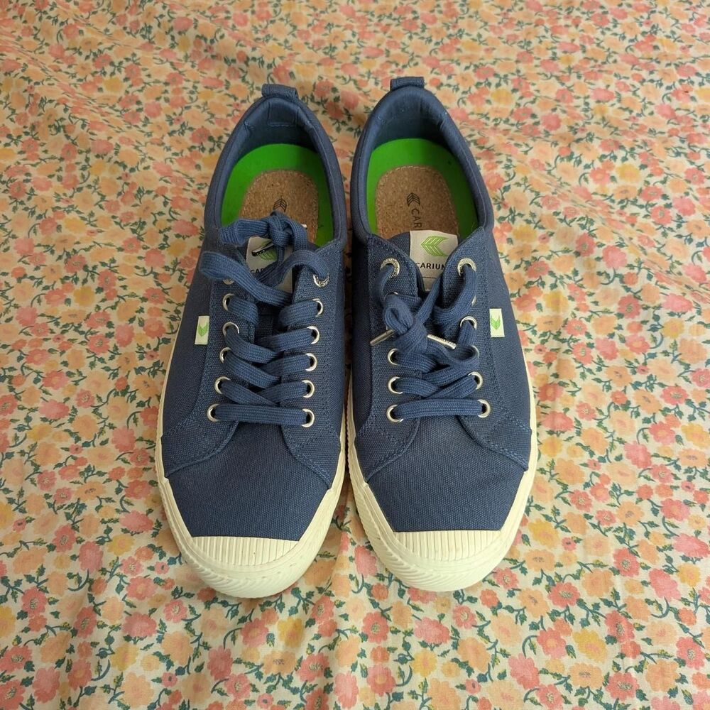 Cariuma Women's Navy and Blue Trainers